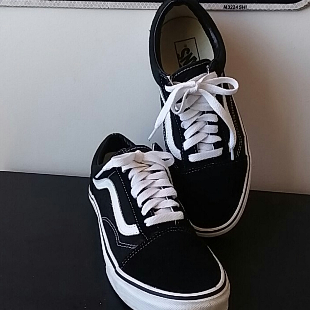 NWOT VANS "OFF THE WALL" Sneakers